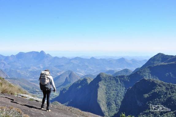 No início da caminhada no 2o dia da travessia, admirando as montanhas do Parque Nacional da Serra dos Órgãos, no Rio de Janeiro